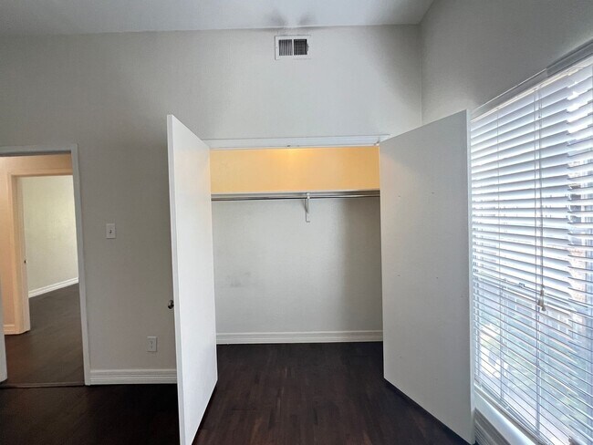 Building Photo - 10432 High Hollows Dr