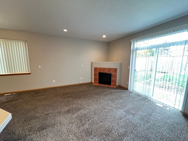 Building Photo - 747-747 SE Tampa St