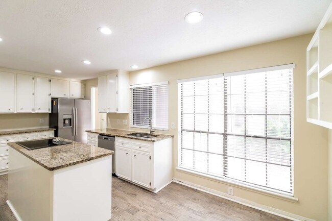 Building Photo - 207 Queens Ct