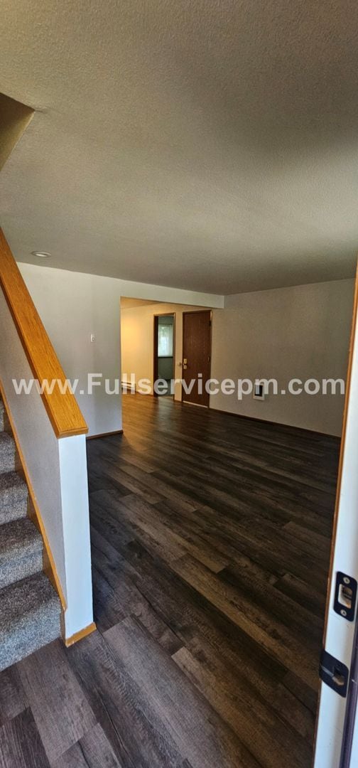 Building Photo - Beautiful duplex apt. on Quiet culdesac