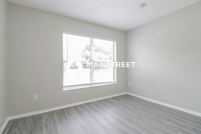 Building Photo - 4 Bedroom Pet-Friendly Home in Apopka, FL with Main Street Renewal