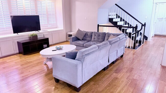 Building Photo - 1802 Potomac Dr