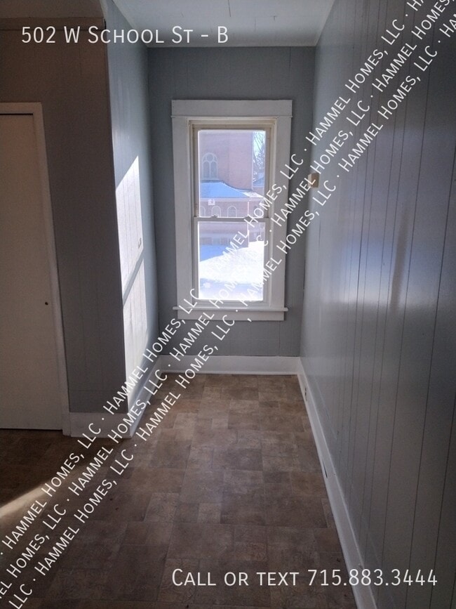 Building Photo - 502 W School St