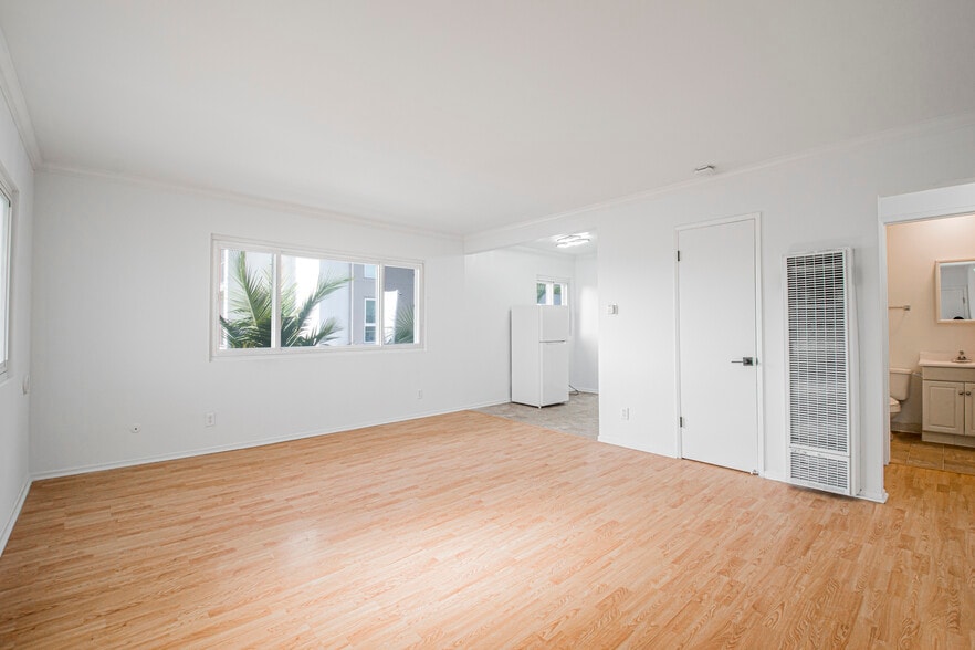 Building Photo - 5869B W 88th St