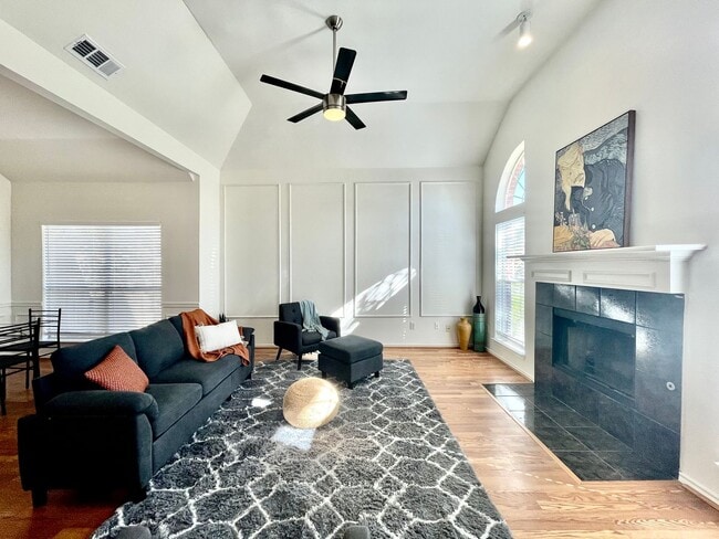 Building Photo - Recently updated home minutes from Grandscape