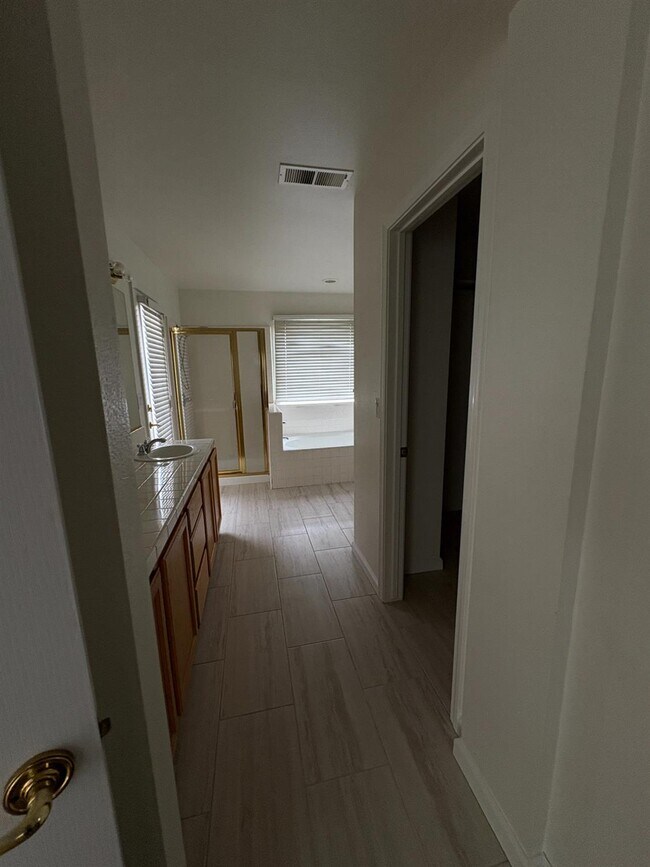 Building Photo - 3437 Greenfield Ave