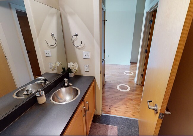 Building Photo - 918 Olive St