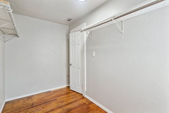 Building Photo - Beautifully renovated 2/1!