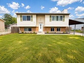 Building Photo - Amazing 4 bedroom 2 bathroom multi kitchen home a must see!!