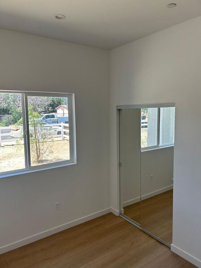 Building Photo - Stunning 3 Bedroom 2 Bathroom House for Re...