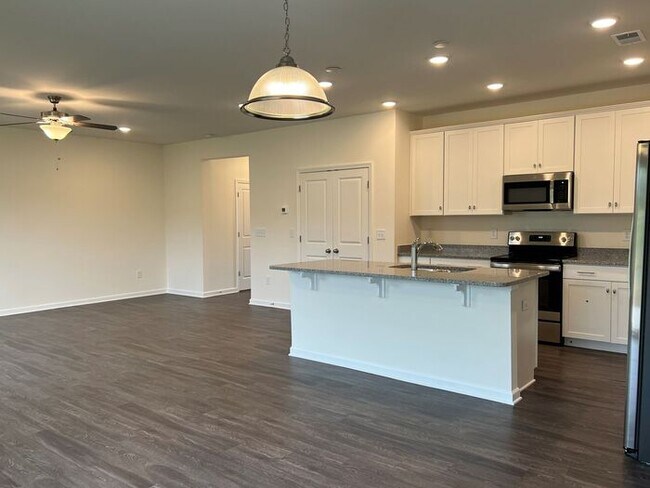 Building Photo - Available NOW – 3 Bedroom, 2.5 Bath Home in Roebuck, SC- $1,000 off First Full Months' Rent!