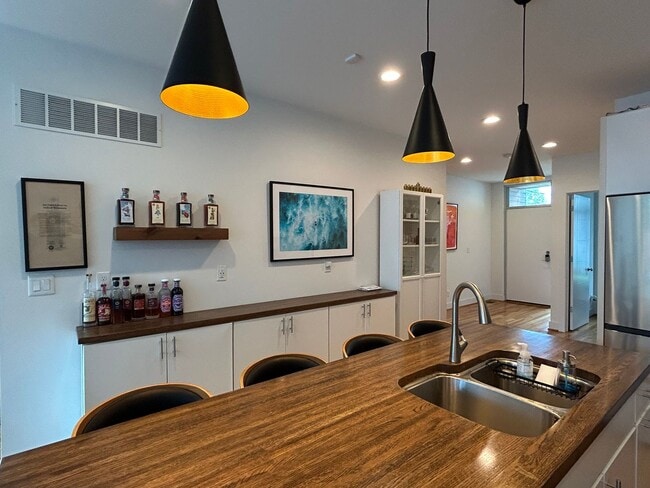 Building Photo - Modern 3 Bed 3 Bath Highlands Home