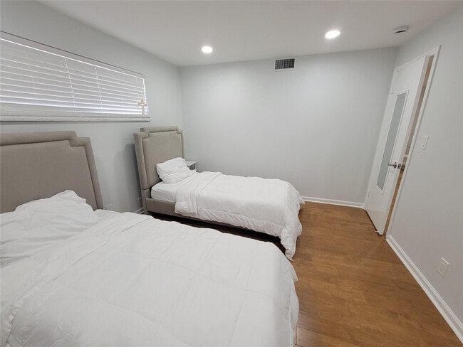 Building Photo - 9411 N Hollybrook Lake Dr