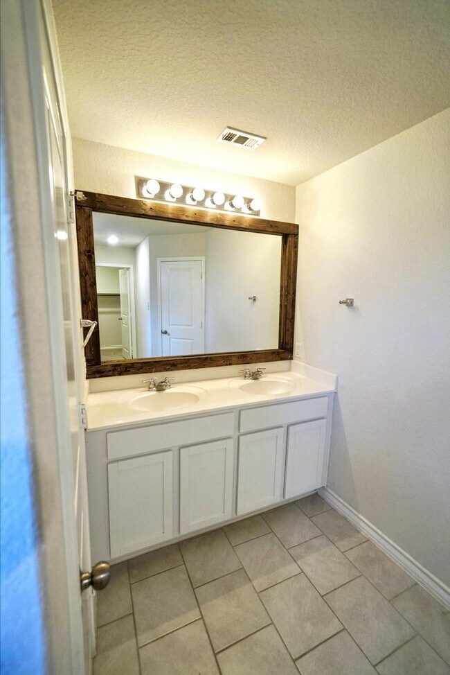 Building Photo - Stunning 4-Bedroom Home in Cobalt Canyon, ...