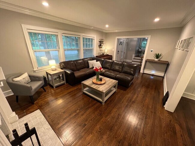 Building Photo - 616 W 63rd St