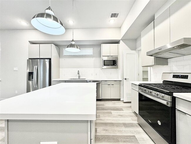 Building Photo - 5823 Fairdale Ln