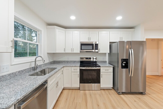 Building Photo - 527 W Cemetery St