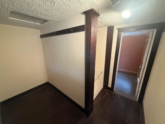 Building Photo - West Side 2BR Upper with Amazing Front Porch