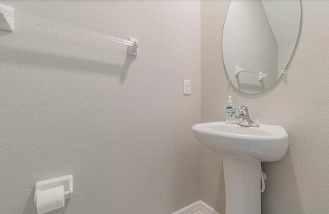 Building Photo - Beautiful 4 BR 2.5 BA home in desirable Ly...