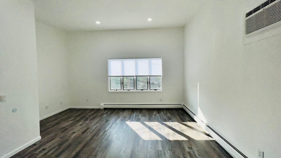 Large Living Room - 5406 Kennedy Blvd W