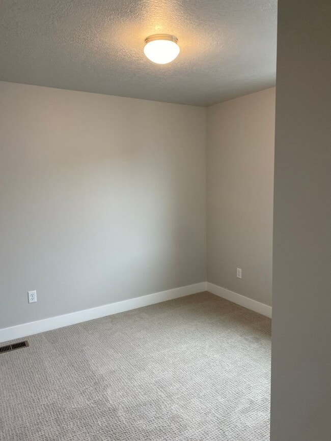 Building Photo - 1 MONTH FREE - 4 Bed 3 Bath Townhome Available mid-July in American Fork!