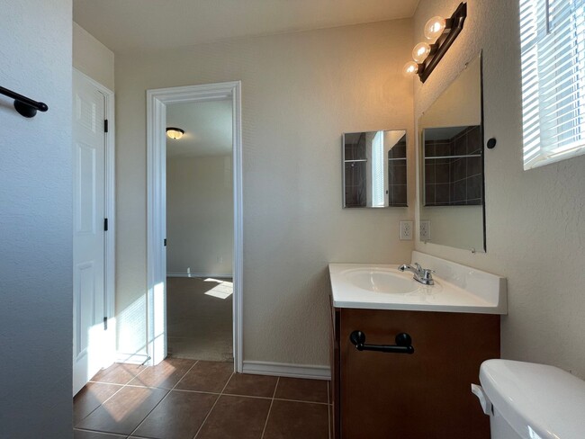 Building Photo - Townhome for rent