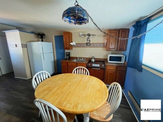 Building Photo - 376 Cedar St