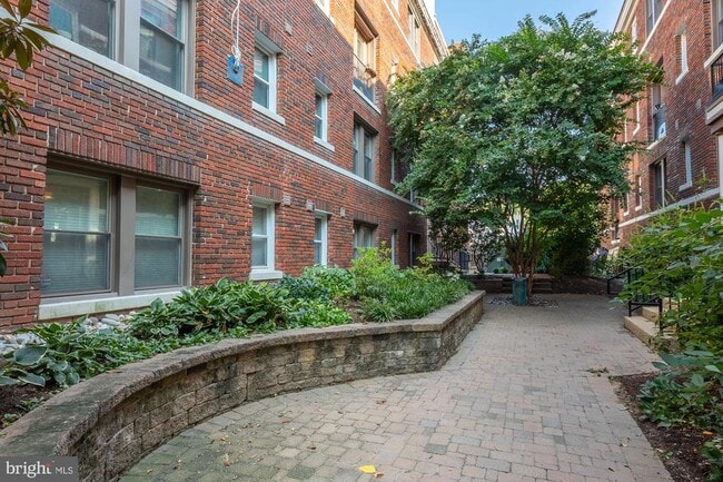 Building Photo - 2201 2nd St NW