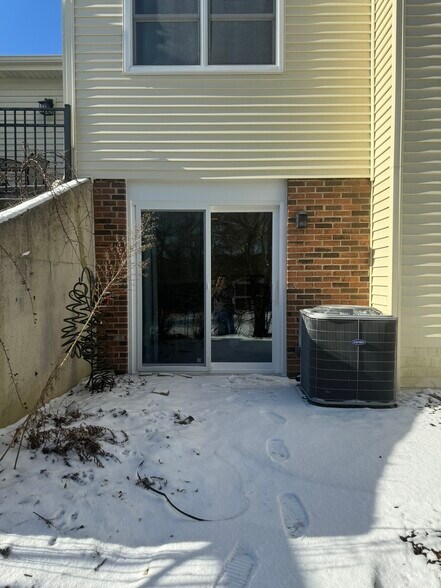 Building Photo - 7S485 Lynn Dr