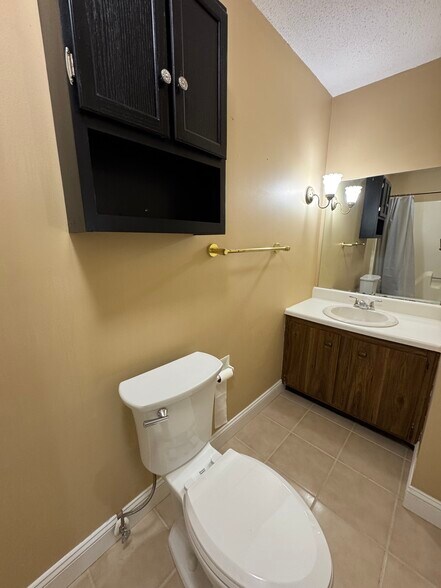 Upstairs bathroom - 9109 Parktop Ln