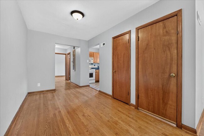Building Photo - 5907-5909-5909 Jamieson Ave