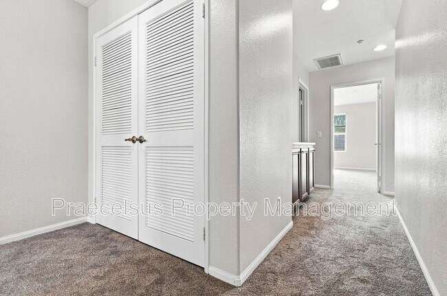 Building Photo - 2175 Condor Dr