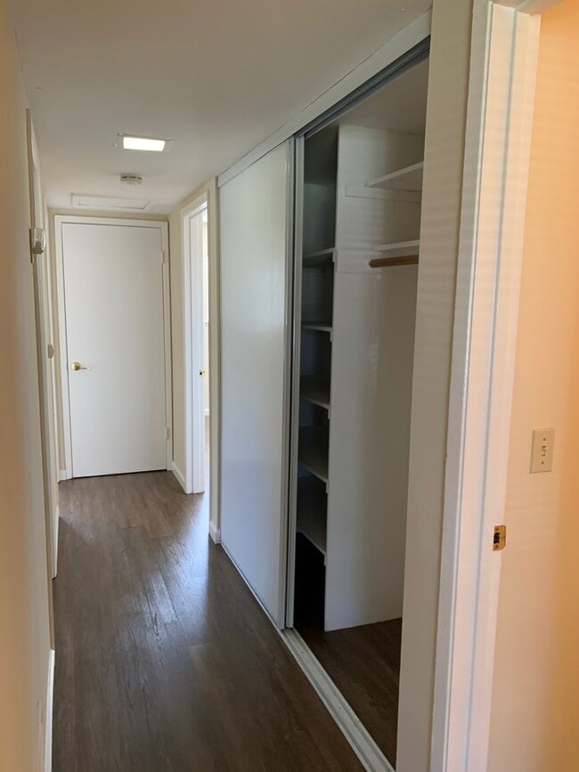 Building Photo - Excellent Value! Spacious Updated South Sa...