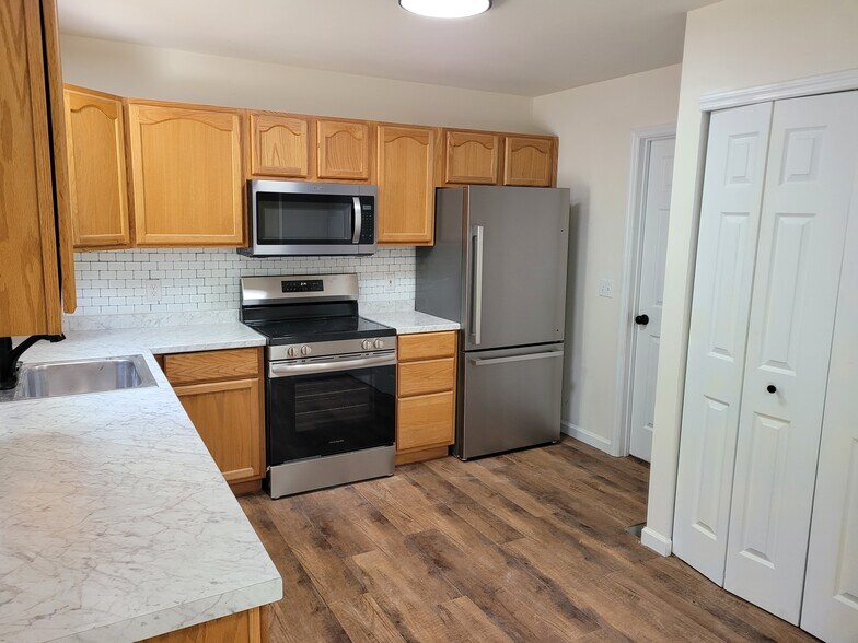 Building Photo - 4 Spring Hill Cir