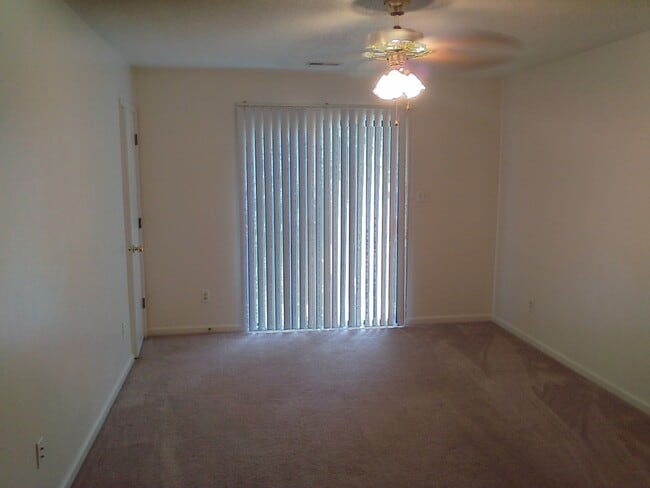 Building Photo - 2 Bedroom, 1 Bath Downstairs Unit ** Call us about our Move in Special**