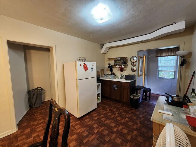 Building Photo - 1030 NE 9th St