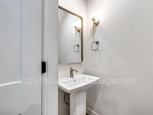 Building Photo - 610 W 2nd St