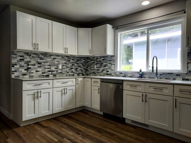 Building Photo - 2 Story Remodeled Single-Family Home in Po...