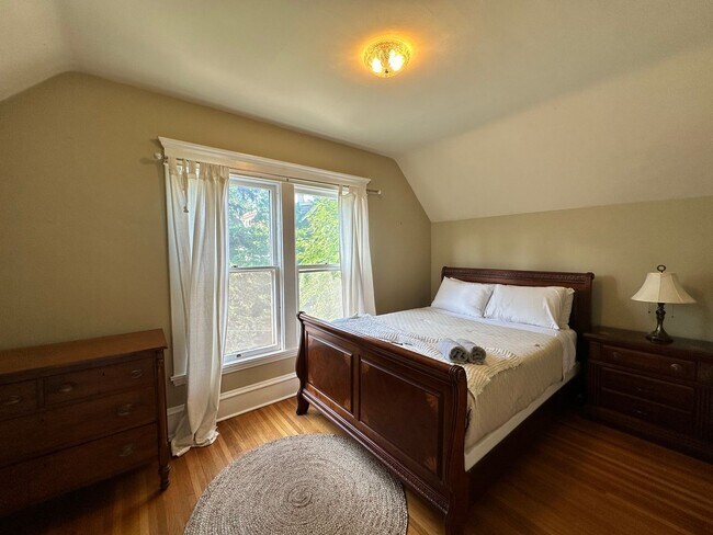 Building Photo - Fully Furnished 3 Bedroom Historic Home in Minneapolis