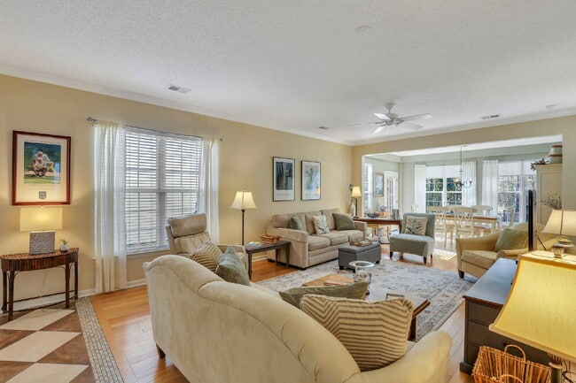 Building Photo - Charming 2-Bedroom, Plus Den Home with 2 F...