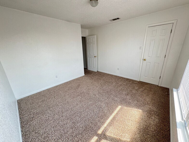 Building Photo - 1306 Monroe Loop