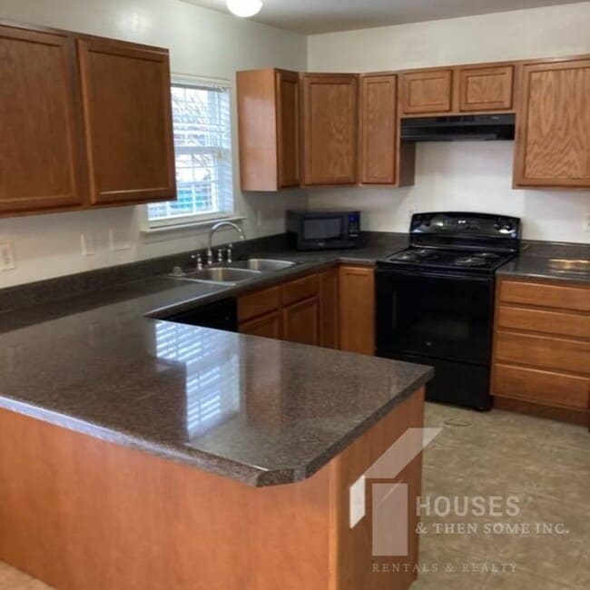 Building Photo - 18 Whitethorn Ln