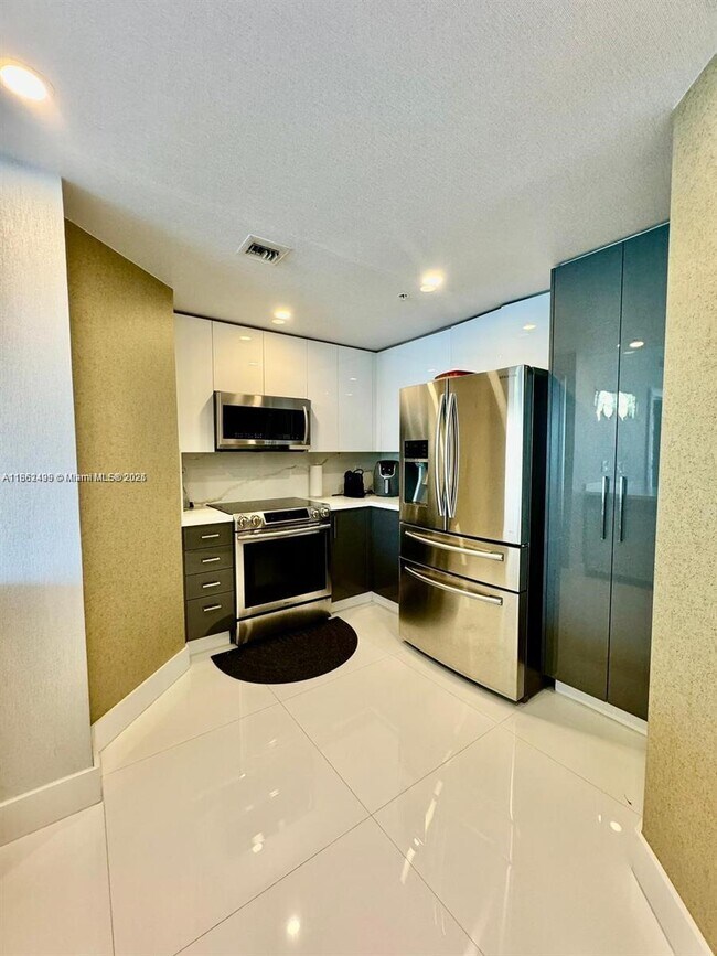 Building Photo - 7900 Harbor Island Dr