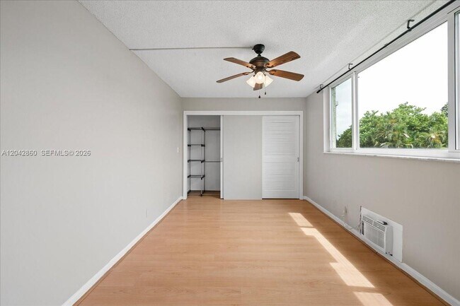 Building Photo - 800 S Hollybrook Dr