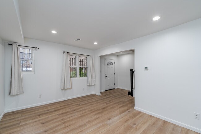 Building Photo - 5120 Queensberry Ave