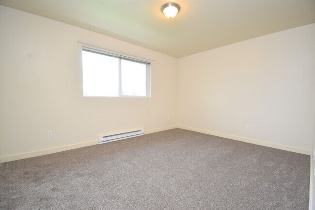Building Photo - Centrally Located TOP Floor 2b w/ Private ...