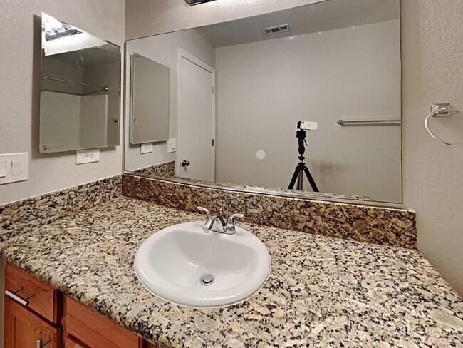 Building Photo - 2660 Sunrise Bluff Dr