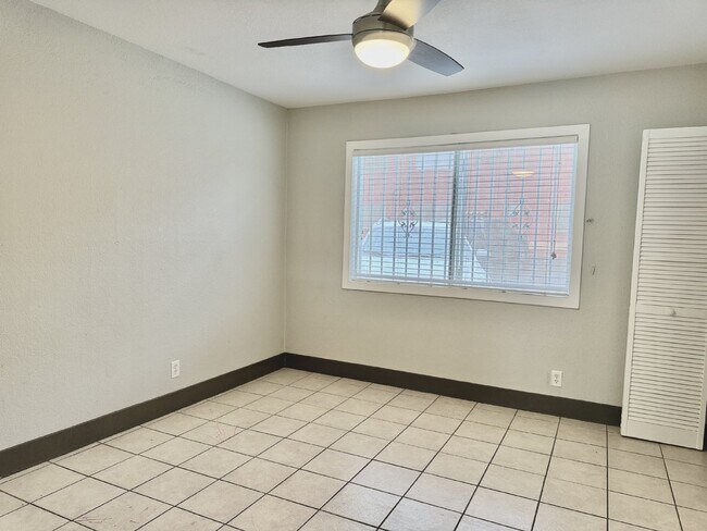 Building Photo - Chic 2-Bedroom Condo in Heart of Las Vegas...
