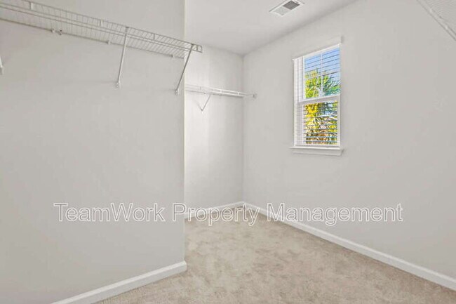 Building Photo - 454 Zenith Blvd