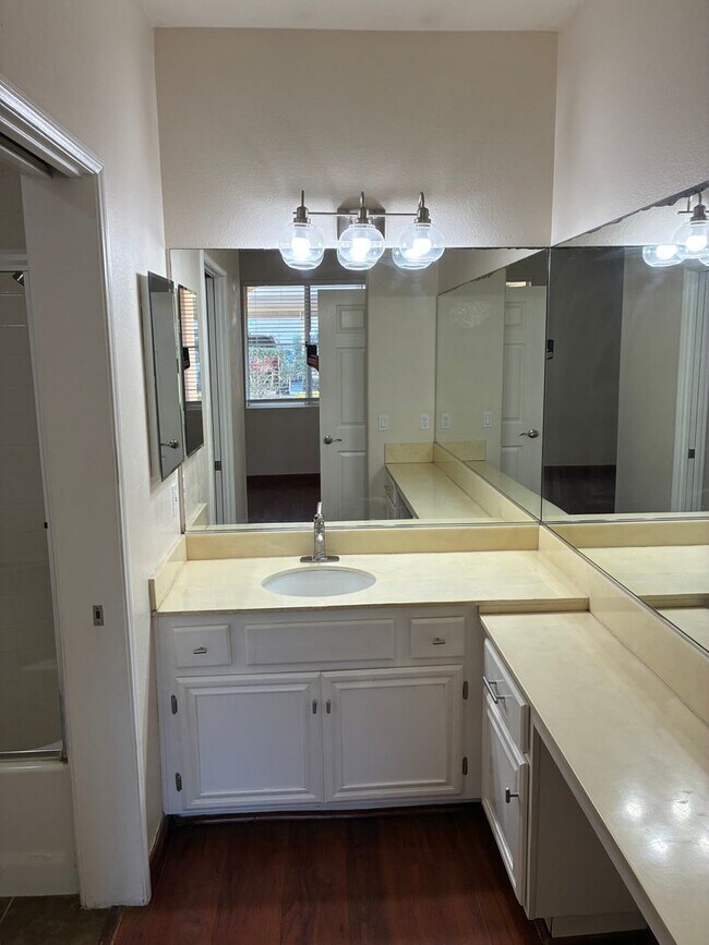 Building Photo - Beautiful 1 Bed 1 Bath in a great community